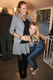 Alena Gerber mit Babybauch, Designerin Eva Krsak f&uuml;hlt und horcht schon mal  (&copy;Foto: Martin Schmitz)